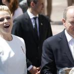 Bain de foule pour le prince et la princesse de Monaco